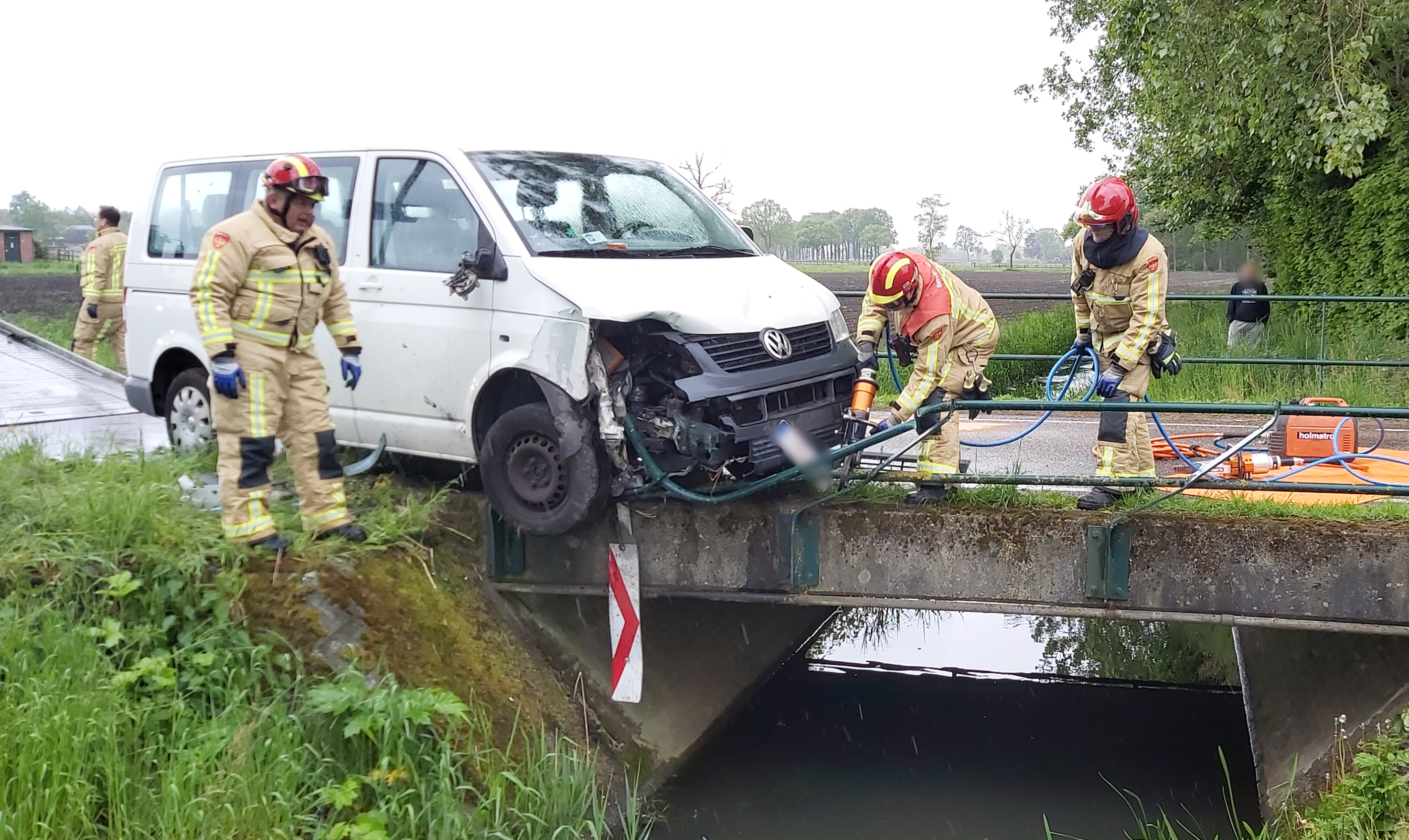 Taxibusje vliegt uit de bocht en komt vast te zitten bij bruggetje in Budel #Ongeval #Driebok #Driebokstraat #Budel #Gastel #Cranendonck #Cranendonck24 .