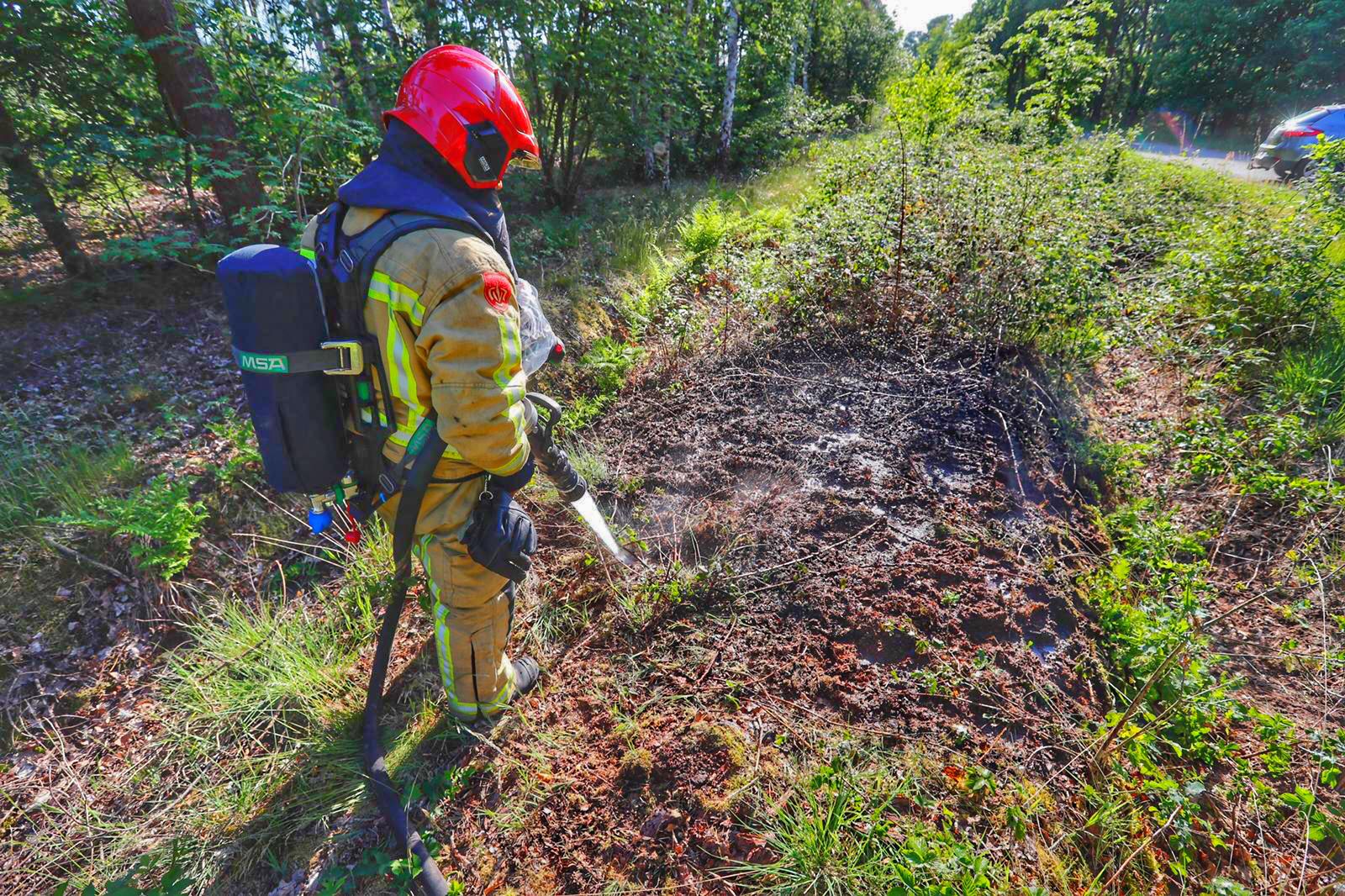 Vier verdachte brandjes in Maarheeze, omstanders blussen mee.