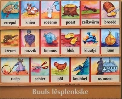 Leesplankje van Budels dialect taal