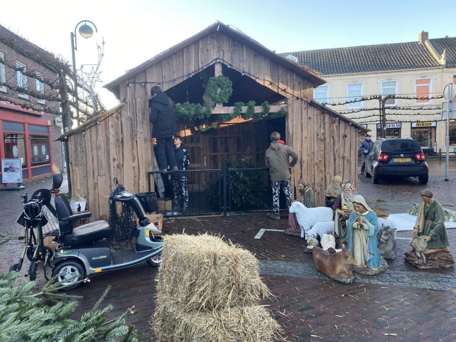 Grote beelden in kerststal van Budel